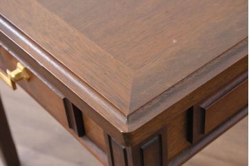 中古　美品　maruni(マルニ木工)　地中海ロイヤルシリーズ(ROYAL)　上品で繊細な装飾が英国クラシックを彷彿とさせる引き出し付きエンドテーブル(サイドテーブル、コーヒーテーブル、ナイトテーブル、花台、飾り台)(定価約13万円)(R-083550)