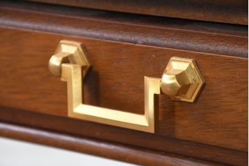 中古　美品　maruni(マルニ木工)　地中海ロイヤルシリーズ(ROYAL)　上品で繊細な装飾が英国クラシックを彷彿とさせる引き出し付きエンドテーブル(サイドテーブル、コーヒーテーブル、ナイトテーブル、花台、飾り台)(定価約13万円)(R-083550)