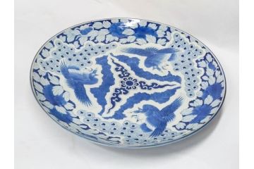 江戸期　太明成化年製　古伊万里　染付　孔雀　約59cm　1尺9寸　写実的な筆致と繊細な濃淡が空間に存在感を放つ大皿(鳥、花、和皿、和食器、尺皿、一尺九寸)(R-083551)