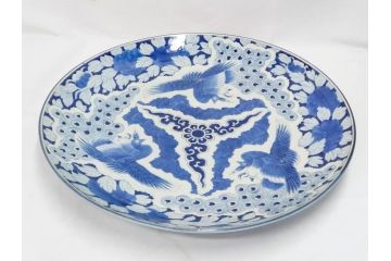 江戸期　太明成化年製　古伊万里　染付　孔雀　約59cm　1尺9寸　写実的な筆致と繊細な濃淡が空間に存在感を放つ大皿(鳥、花、和皿、和食器、尺皿、一尺九寸)(R-083551)