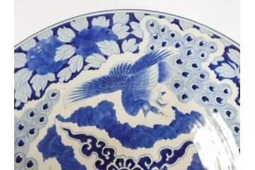 江戸期　太明成化年製　古伊万里　染付　孔雀　約59cm　1尺9寸　写実的な筆致と繊細な濃淡が空間に存在感を放つ大皿(鳥、花、和皿、和食器、尺皿、一尺九寸)(R-083551)
