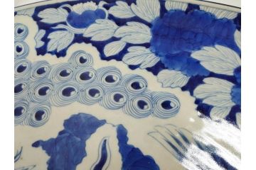 江戸期　太明成化年製　古伊万里　染付　孔雀　約59cm　1尺9寸　写実的な筆致と繊細な濃淡が空間に存在感を放つ大皿(鳥、花、和皿、和食器、尺皿、一尺九寸)(R-083551)