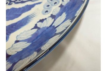江戸期　太明成化年製　古伊万里　染付　孔雀　約59cm　1尺9寸　写実的な筆致と繊細な濃淡が空間に存在感を放つ大皿(鳥、花、和皿、和食器、尺皿、一尺九寸)(R-083551)