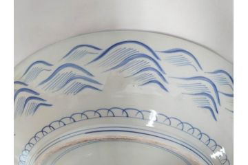 江戸期　太明成化年製　古伊万里　染付　孔雀　約59cm　1尺9寸　写実的な筆致と繊細な濃淡が空間に存在感を放つ大皿(鳥、花、和皿、和食器、尺皿、一尺九寸)(R-083551)