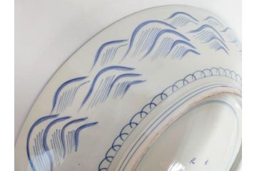 江戸期　太明成化年製　古伊万里　染付　孔雀　約59cm　1尺9寸　写実的な筆致と繊細な濃淡が空間に存在感を放つ大皿(鳥、花、和皿、和食器、尺皿、一尺九寸)(R-083551)