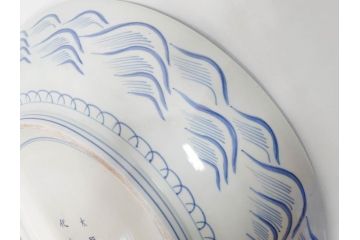 江戸期　太明成化年製　古伊万里　染付　孔雀　約59cm　1尺9寸　写実的な筆致と繊細な濃淡が空間に存在感を放つ大皿(鳥、花、和皿、和食器、尺皿、一尺九寸)(R-083551)