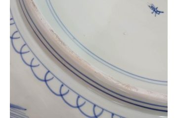 江戸期　太明成化年製　古伊万里　染付　孔雀　約59cm　1尺9寸　写実的な筆致と繊細な濃淡が空間に存在感を放つ大皿(鳥、花、和皿、和食器、尺皿、一尺九寸)(R-083551)