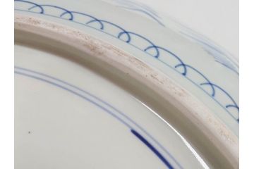 江戸期　太明成化年製　古伊万里　染付　孔雀　約59cm　1尺9寸　写実的な筆致と繊細な濃淡が空間に存在感を放つ大皿(鳥、花、和皿、和食器、尺皿、一尺九寸)(R-083551)