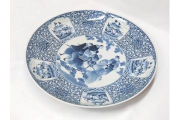 江戸期　太明成化年製　古伊万里　染付　蛸唐草　南蛮人　南蛮船　約58cm　1尺9寸　細部まで丁寧に描かれた跳躍感ある表現が目を引く大皿(馬、人物、舟、風景、和皿、和食器、尺皿、一尺九寸)(R-083552)