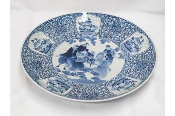 江戸期　太明成化年製　古伊万里　染付　蛸唐草　南蛮人　南蛮船　約58cm　1尺9寸　細部まで丁寧に描かれた跳躍感ある表現が目を引く大皿(馬、人物、舟、風景、和皿、和食器、尺皿、一尺九寸)(R-083552)