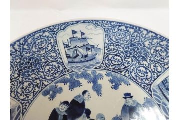 江戸期　太明成化年製　古伊万里　染付　蛸唐草　南蛮人　南蛮船　約58cm　1尺9寸　細部まで丁寧に描かれた跳躍感ある表現が目を引く大皿(馬、人物、舟、風景、和皿、和食器、尺皿、一尺九寸)(R-083552)