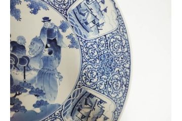 江戸期　太明成化年製　古伊万里　染付　蛸唐草　南蛮人　南蛮船　約58cm　1尺9寸　細部まで丁寧に描かれた跳躍感ある表現が目を引く大皿(馬、人物、舟、風景、和皿、和食器、尺皿、一尺九寸)(R-083552)