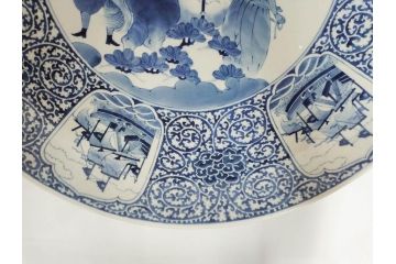 江戸期　太明成化年製　古伊万里　染付　蛸唐草　南蛮人　南蛮船　約58cm　1尺9寸　細部まで丁寧に描かれた跳躍感ある表現が目を引く大皿(馬、人物、舟、風景、和皿、和食器、尺皿、一尺九寸)(R-083552)