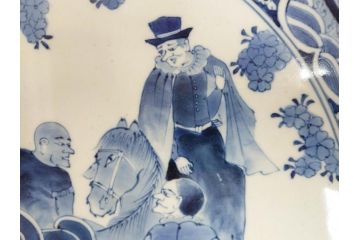 江戸期　太明成化年製　古伊万里　染付　蛸唐草　南蛮人　南蛮船　約58cm　1尺9寸　細部まで丁寧に描かれた跳躍感ある表現が目を引く大皿(馬、人物、舟、風景、和皿、和食器、尺皿、一尺九寸)(R-083552)