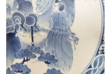 江戸期　太明成化年製　古伊万里　染付　蛸唐草　南蛮人　南蛮船　約58cm　1尺9寸　細部まで丁寧に描かれた跳躍感ある表現が目を引く大皿(馬、人物、舟、風景、和皿、和食器、尺皿、一尺九寸)(R-083552)