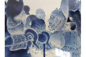 江戸期　太明成化年製　古伊万里　染付　蛸唐草　南蛮人　南蛮船　約58cm　1尺9寸　細部まで丁寧に描かれた跳躍感ある表現が目を引く大皿(馬、人物、舟、風景、和皿、和食器、尺皿、一尺九寸)(R-083552)