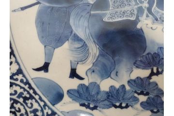 江戸期　太明成化年製　古伊万里　染付　蛸唐草　南蛮人　南蛮船　約58cm　1尺9寸　細部まで丁寧に描かれた跳躍感ある表現が目を引く大皿(馬、人物、舟、風景、和皿、和食器、尺皿、一尺九寸)(R-083552)