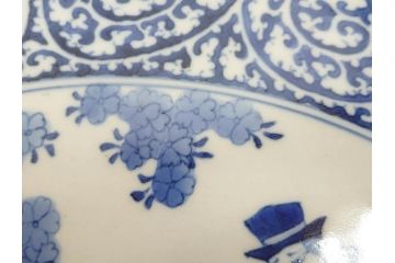 江戸期　太明成化年製　古伊万里　染付　蛸唐草　南蛮人　南蛮船　約58cm　1尺9寸　細部まで丁寧に描かれた跳躍感ある表現が目を引く大皿(馬、人物、舟、風景、和皿、和食器、尺皿、一尺九寸)(R-083552)