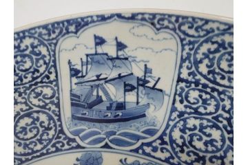 江戸期　太明成化年製　古伊万里　染付　蛸唐草　南蛮人　南蛮船　約58cm　1尺9寸　細部まで丁寧に描かれた跳躍感ある表現が目を引く大皿(馬、人物、舟、風景、和皿、和食器、尺皿、一尺九寸)(R-083552)