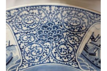 江戸期　太明成化年製　古伊万里　染付　蛸唐草　南蛮人　南蛮船　約58cm　1尺9寸　細部まで丁寧に描かれた跳躍感ある表現が目を引く大皿(馬、人物、舟、風景、和皿、和食器、尺皿、一尺九寸)(R-083552)