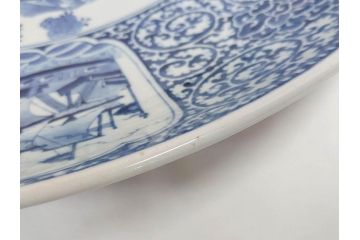 江戸期　太明成化年製　古伊万里　染付　蛸唐草　南蛮人　南蛮船　約58cm　1尺9寸　細部まで丁寧に描かれた跳躍感ある表現が目を引く大皿(馬、人物、舟、風景、和皿、和食器、尺皿、一尺九寸)(R-083552)