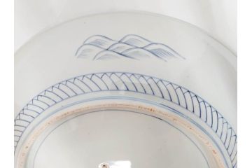 江戸期　太明成化年製　古伊万里　染付　蛸唐草　南蛮人　南蛮船　約58cm　1尺9寸　細部まで丁寧に描かれた跳躍感ある表現が目を引く大皿(馬、人物、舟、風景、和皿、和食器、尺皿、一尺九寸)(R-083552)