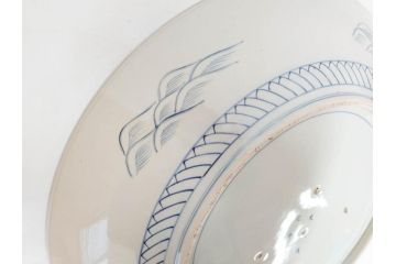 江戸期　太明成化年製　古伊万里　染付　蛸唐草　南蛮人　南蛮船　約58cm　1尺9寸　細部まで丁寧に描かれた跳躍感ある表現が目を引く大皿(馬、人物、舟、風景、和皿、和食器、尺皿、一尺九寸)(R-083552)