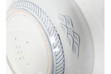 江戸期　太明成化年製　古伊万里　染付　蛸唐草　南蛮人　南蛮船　約58cm　1尺9寸　細部まで丁寧に描かれた跳躍感ある表現が目を引く大皿(馬、人物、舟、風景、和皿、和食器、尺皿、一尺九寸)(R-083552)