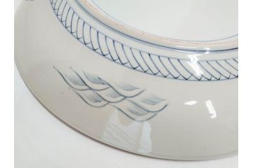江戸期　太明成化年製　古伊万里　染付　蛸唐草　南蛮人　南蛮船　約58cm　1尺9寸　細部まで丁寧に描かれた跳躍感ある表現が目を引く大皿(馬、人物、舟、風景、和皿、和食器、尺皿、一尺九寸)(R-083552)