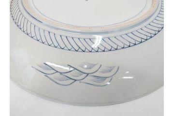 江戸期　太明成化年製　古伊万里　染付　蛸唐草　南蛮人　南蛮船　約58cm　1尺9寸　細部まで丁寧に描かれた跳躍感ある表現が目を引く大皿(馬、人物、舟、風景、和皿、和食器、尺皿、一尺九寸)(R-083552)