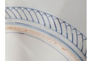 江戸期　太明成化年製　古伊万里　染付　蛸唐草　南蛮人　南蛮船　約58cm　1尺9寸　細部まで丁寧に描かれた跳躍感ある表現が目を引く大皿(馬、人物、舟、風景、和皿、和食器、尺皿、一尺九寸)(R-083552)