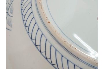 江戸期　太明成化年製　古伊万里　染付　蛸唐草　南蛮人　南蛮船　約58cm　1尺9寸　細部まで丁寧に描かれた跳躍感ある表現が目を引く大皿(馬、人物、舟、風景、和皿、和食器、尺皿、一尺九寸)(R-083552)