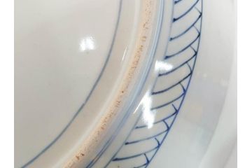 江戸期　太明成化年製　古伊万里　染付　蛸唐草　南蛮人　南蛮船　約58cm　1尺9寸　細部まで丁寧に描かれた跳躍感ある表現が目を引く大皿(馬、人物、舟、風景、和皿、和食器、尺皿、一尺九寸)(R-083552)