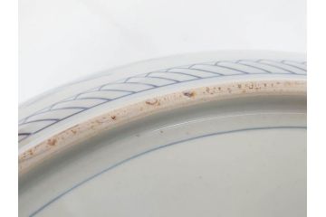 江戸期　太明成化年製　古伊万里　染付　蛸唐草　南蛮人　南蛮船　約58cm　1尺9寸　細部まで丁寧に描かれた跳躍感ある表現が目を引く大皿(馬、人物、舟、風景、和皿、和食器、尺皿、一尺九寸)(R-083552)
