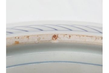 江戸期　太明成化年製　古伊万里　染付　蛸唐草　南蛮人　南蛮船　約58cm　1尺9寸　細部まで丁寧に描かれた跳躍感ある表現が目を引く大皿(馬、人物、舟、風景、和皿、和食器、尺皿、一尺九寸)(R-083552)
