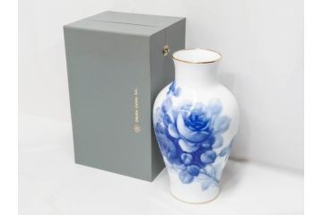 大倉陶園(OKURA、OAC)　ブルーローズ　高さ 約36cm　空間に凛とした気品を添える花瓶(バラ、薔薇、金彩、花器、花生、花入、フラワーベース、白磁、共箱付)(R-083553)