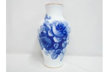 大倉陶園(OKURA、OAC)　ブルーローズ　高さ 約36cm　空間に凛とした気品を添える花瓶(バラ、薔薇、金彩、花器、花生、花入、フラワーベース、白磁、共箱付)(R-083553)