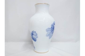大倉陶園(OKURA、OAC)　ブルーローズ　高さ 約36cm　空間に凛とした気品を添える花瓶(バラ、薔薇、金彩、花器、花生、花入、フラワーベース、白磁、共箱付)(R-083553)