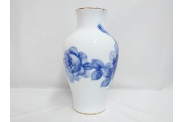 大倉陶園(OKURA、OAC)　ブルーローズ　高さ 約36cm　空間に凛とした気品を添える花瓶(バラ、薔薇、金彩、花器、花生、花入、フラワーベース、白磁、共箱付)(R-083553)