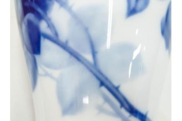 大倉陶園(OKURA、OAC)　ブルーローズ　高さ 約36cm　空間に凛とした気品を添える花瓶(バラ、薔薇、金彩、花器、花生、花入、フラワーベース、白磁、共箱付)(R-083553)