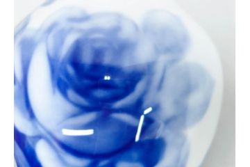 大倉陶園(OKURA、OAC)　ブルーローズ　高さ 約36cm　空間に凛とした気品を添える花瓶(バラ、薔薇、金彩、花器、花生、花入、フラワーベース、白磁、共箱付)(R-083553)
