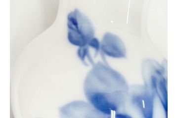 大倉陶園(OKURA、OAC)　ブルーローズ　高さ 約36cm　空間に凛とした気品を添える花瓶(バラ、薔薇、金彩、花器、花生、花入、フラワーベース、白磁、共箱付)(R-083553)