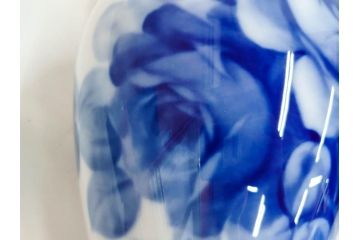 大倉陶園(OKURA、OAC)　ブルーローズ　高さ 約36cm　空間に凛とした気品を添える花瓶(バラ、薔薇、金彩、花器、花生、花入、フラワーベース、白磁、共箱付)(R-083553)
