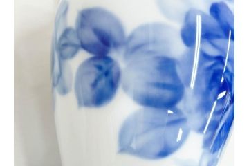 大倉陶園(OKURA、OAC)　ブルーローズ　高さ 約36cm　空間に凛とした気品を添える花瓶(バラ、薔薇、金彩、花器、花生、花入、フラワーベース、白磁、共箱付)(R-083553)
