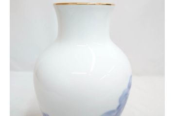大倉陶園(OKURA、OAC)　ブルーローズ　高さ 約36cm　空間に凛とした気品を添える花瓶(バラ、薔薇、金彩、花器、花生、花入、フラワーベース、白磁、共箱付)(R-083553)