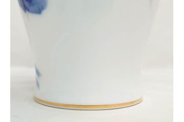 大倉陶園(OKURA、OAC)　ブルーローズ　高さ 約36cm　空間に凛とした気品を添える花瓶(バラ、薔薇、金彩、花器、花生、花入、フラワーベース、白磁、共箱付)(R-083553)