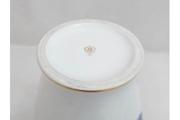 大倉陶園(OKURA、OAC)　ブルーローズ　高さ 約36cm　空間に凛とした気品を添える花瓶(バラ、薔薇、金彩、花器、花生、花入、フラワーベース、白磁、共箱付)(R-083553)