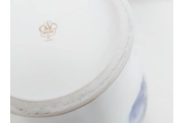 大倉陶園(OKURA、OAC)　ブルーローズ　高さ 約36cm　空間に凛とした気品を添える花瓶(バラ、薔薇、金彩、花器、花生、花入、フラワーベース、白磁、共箱付)(R-083553)