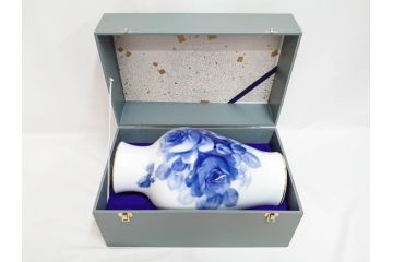 大倉陶園(OKURA、OAC)　ブルーローズ　高さ 約36cm　空間に凛とした気品を添える花瓶(バラ、薔薇、金彩、花器、花生、花入、フラワーベース、白磁、共箱付)(R-083553)