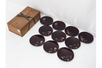 都筑幸哉作　輪島塗　蒔絵　松溜塗　桐の花　雅な佇まいの銘々盆10客セット(お盆、トレイ、トレー、銘々皿、木製、漆器、和食器、共箱付)(R-083556)